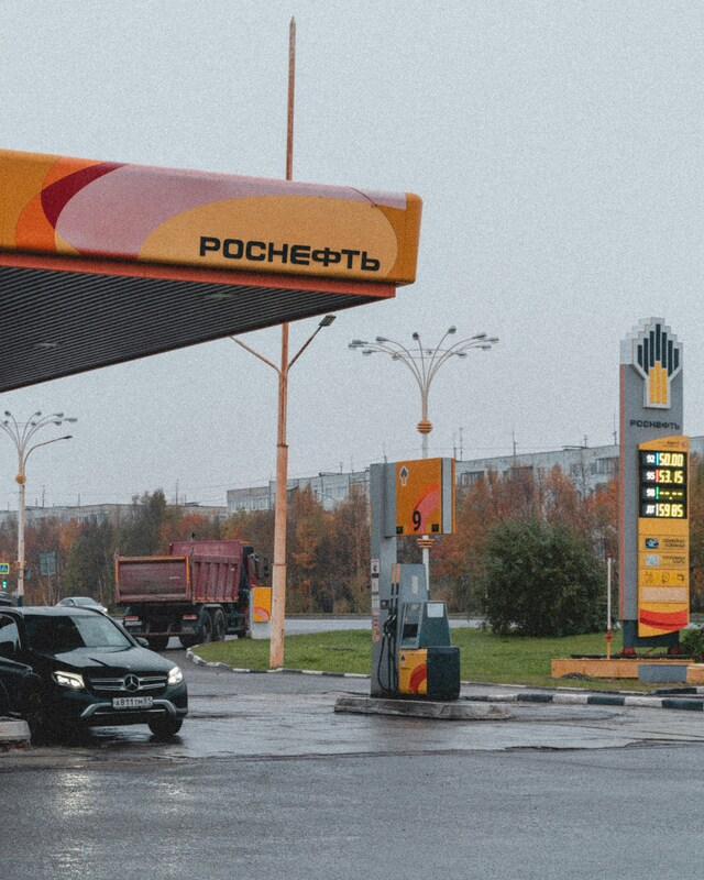 Правительство РФ усилило контроль за ценами на топливо и запретило экспорт до января 2027 года