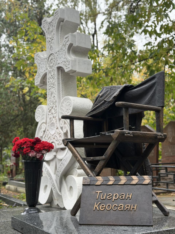 Как выглядит памятник на могиле Тиграна Кеосаяна: где похоронен режиссер