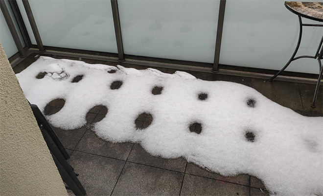 Ребята, тут кто-то был - мужчина заглянул свой балкон на 7 этаже и увидел чужие следы