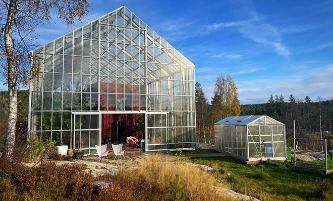 Норвежская семья построила дом внутри огромной теплицы. Зачем было выбрано такое решение