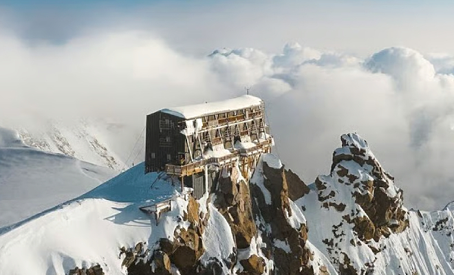 Один из самых отдаленных отелей мира расположен на вершине, на высоте более 4 км. Как он устроен