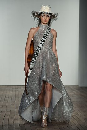 Что надеть на Новый год — 2026? Модные образы и цвета, советы экспертов