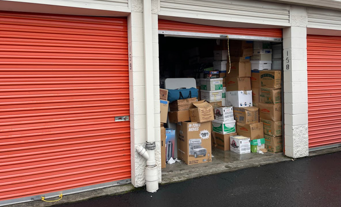 Эмигрант купил забитый мусором склад за бесценок и решил на камеру посмотреть содержимое сейфа, найденного под коробками