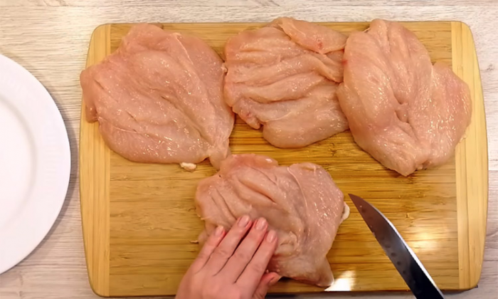 Жарим отбивные размером со сковороду. Одной порции хватит на ужин семье