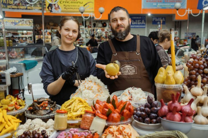 Старейший рынок Краснодара отмечает день рождения: борщ, блины, розыгрыши