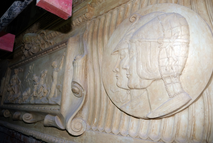 ВТБ: под потолком Дома Радио нашли барельеф — портрет архитекторов здания