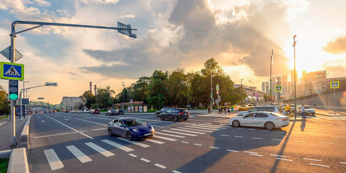 Турбокольцевые перекрестки и двойные развороты: как переразметка московских дорог помогает ускорить движение
