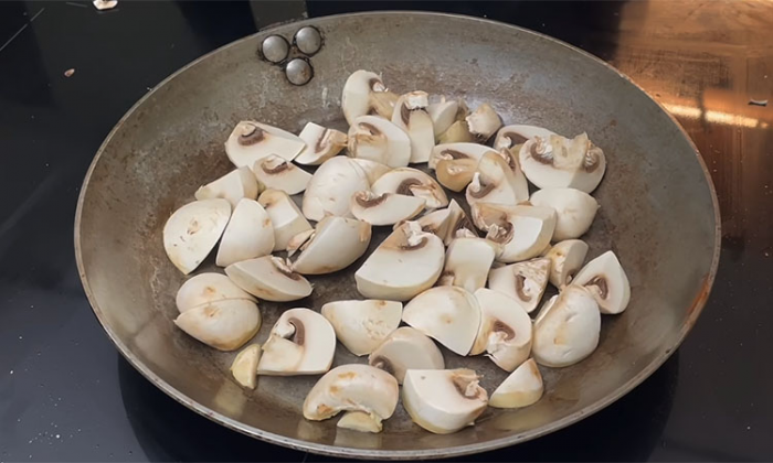 Оссобуко из свиной голяшки. Томим на сковороде так, что мясо распадается само под вилкой