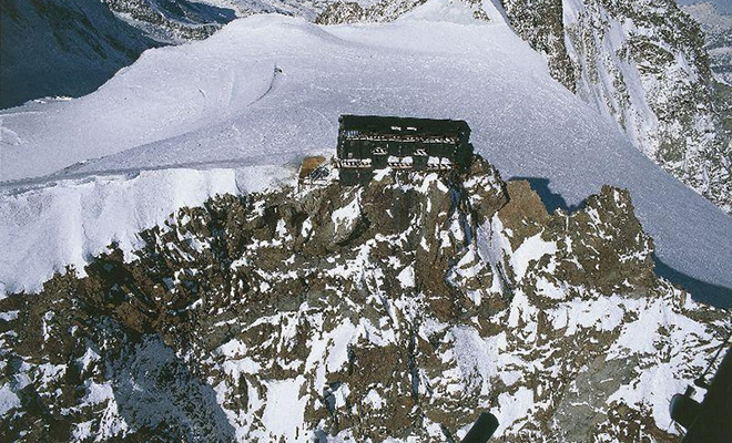 Один из самых отдаленных отелей мира расположен на вершине, на высоте более 4 км. Как он устроен