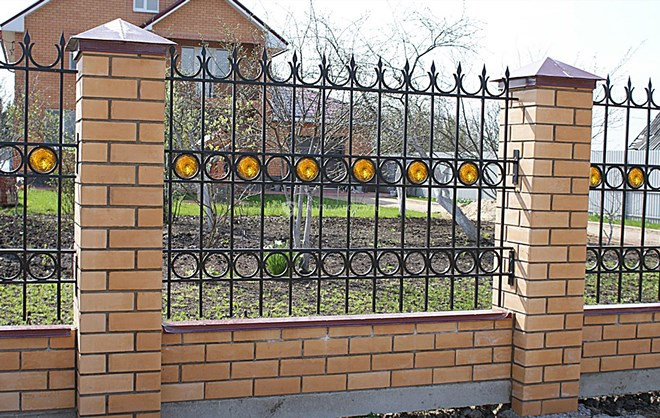 Кованые заборы: разновидности, преимущества и уход (102 фото)