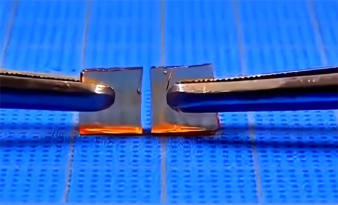 Японцы изобрели стекло, которое само восстанавливается. На видео трещина затягивается сама