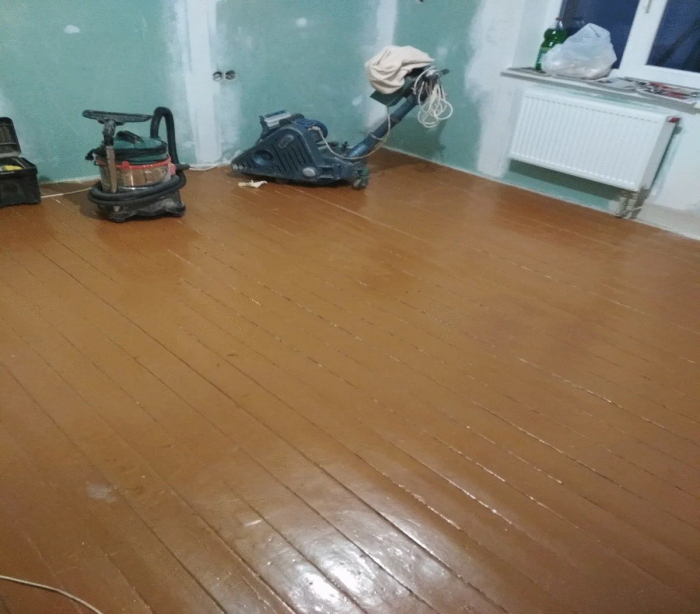 Бабушка красила полы в коричневый цвет каждую весну. Я думал — традиция. Оказалось, наши предки были хитрее, чем мы думаем