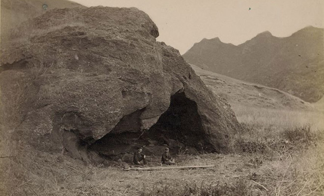 В 1705 году моряк добровольно покинул корабль и остался на необитаемом острове. Он провел один 4 года и выжил