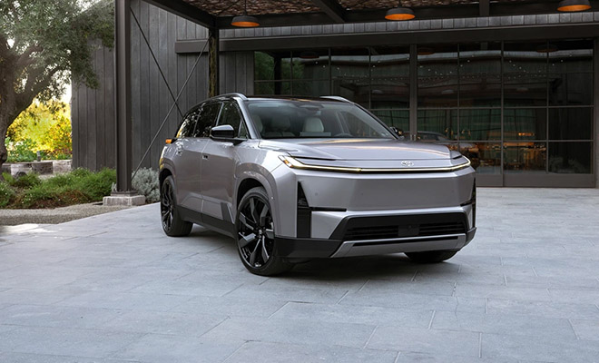 Toyota показала электрический Highlander. Многие считают что Tesla Model Y обречена