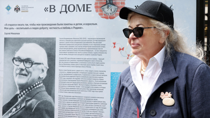 «Дядя Степа» — вечно молодой: на Гоголевском бульваре показывают биографию страны в рисунках к книге Михалкова