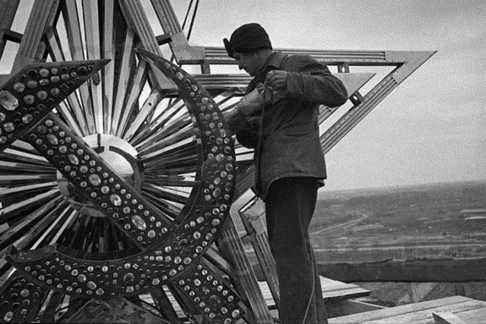 Западные химики крутили пальцем у виска: как в советской глуши сварили стекло, которое невозможно было создать ни в одной лаборатории Европы.