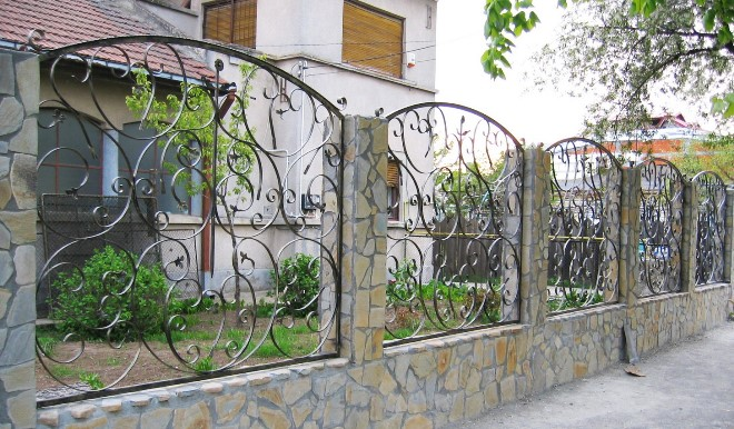 Кованые заборы: разновидности, преимущества и уход (102 фото)
