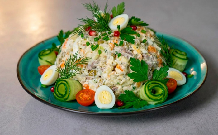 Оливье, но как делают на Кавказе. Здесь нет ни курицы, ни колбасы: салат сочный благодаря заправке