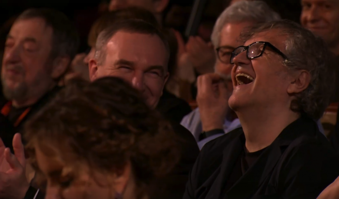 «Слушай, а чего это ты не помогаешь?»