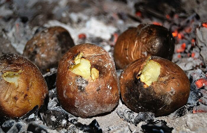 Картошка из костра и еще 5 советских деликатесов, по которым ностальгируют наши родители