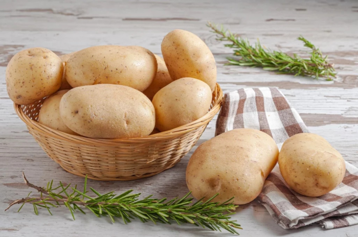 Что положить в лунку при посадке картофеля для хорошего урожая