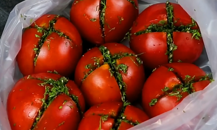 Быстрые маринованные помидоры в пакете: сочная закуска с чесноком и зеленью за 3 часа