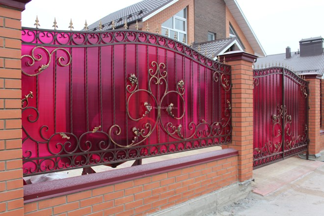 Кованые заборы: разновидности, преимущества и уход (102 фото)