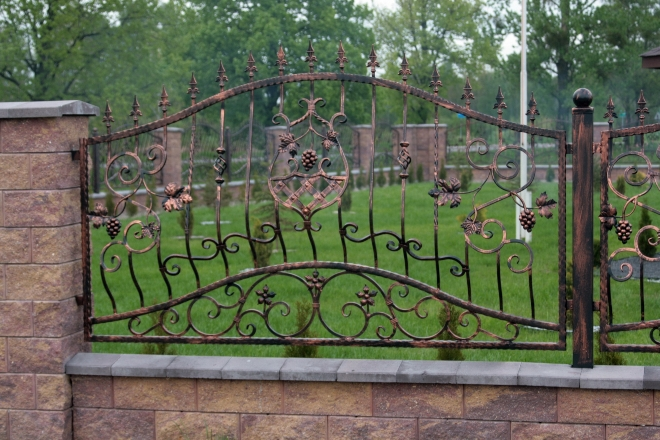 Кованые заборы: разновидности, преимущества и уход (102 фото)