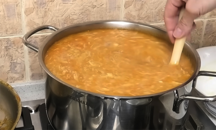 Настоящий варшавский капустняк с копченостями: получается сытнее солянки. Все дело в заправке из сала