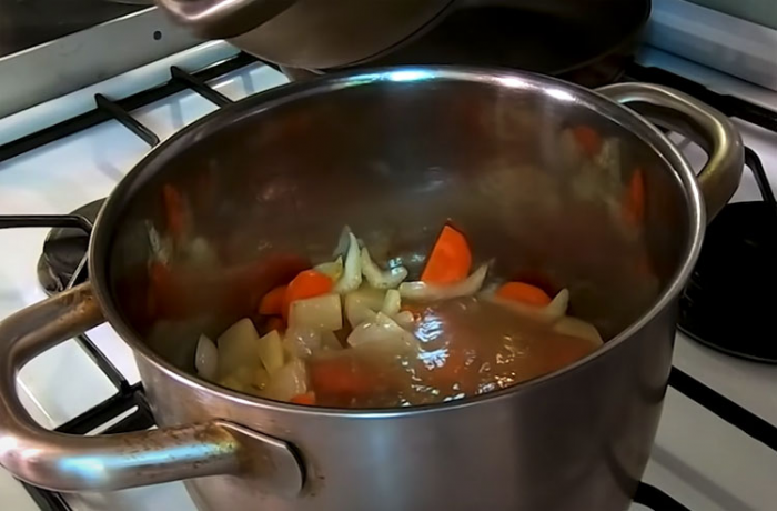 Сырный суп на холода: насыщенный и согреващий. В отличие от солянки готовится за минуты