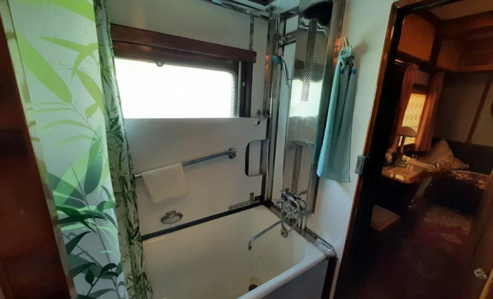 Внутри бронированного вагона Брежнева. Кровать, массажный стол и ванна помнят генсека