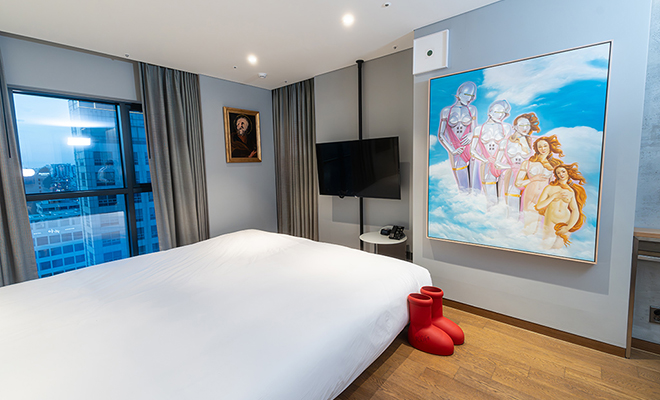 В Сеуле открыли отель с самой длинной кроватью в мире. Она длиной с бассейн