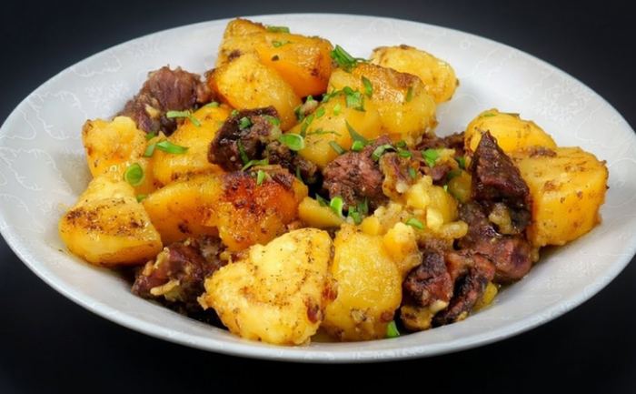 Кладем все ингредиенты в казан и просто ждем. Ужин готовится сам, а на аромат придут даже соседи