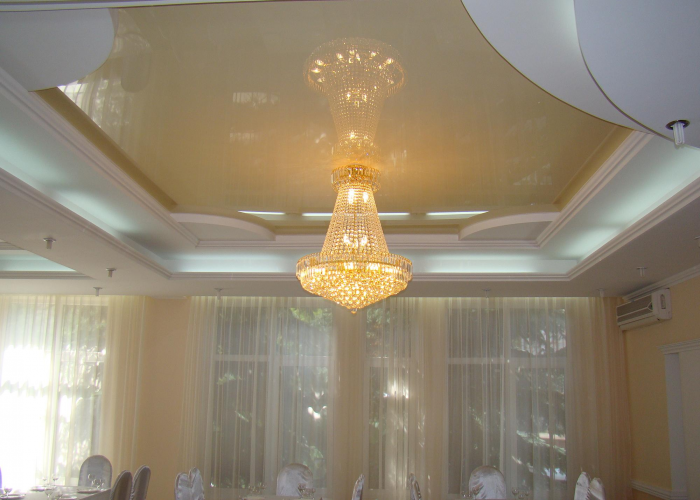 Как выбрать люстру для натяжного потолка в зал и другие комнаты (67 фото)