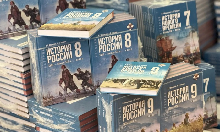 В Поморье поступили 65 тысяч новых учебников истории для восьмиклассников и девятиклассников