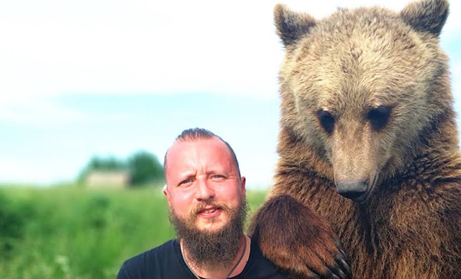 Лесник воспитал крошечного медвежонка. За 3 года зверь вырос и теперь все понимает, почти как человек