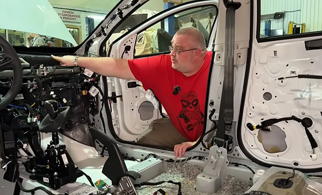 Механик разобрал новую Lada Iskra и показал из чего она на самом деле сделана. Неужели «иномарка»?