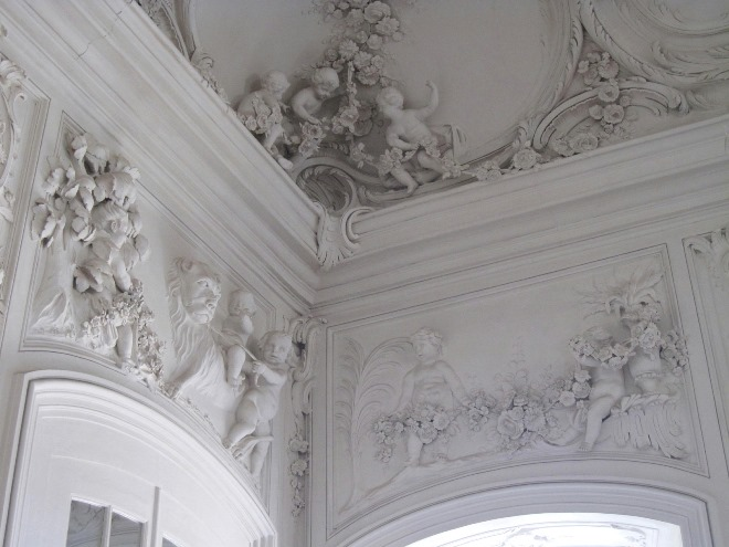 Декор из гипса: особенности, виды, способы изготовления (35 фото)