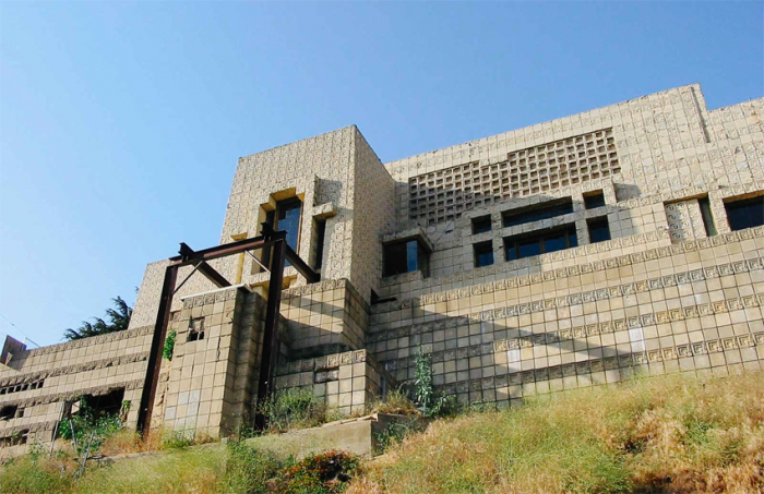 Сколько стоят самые дорогие дома из кино