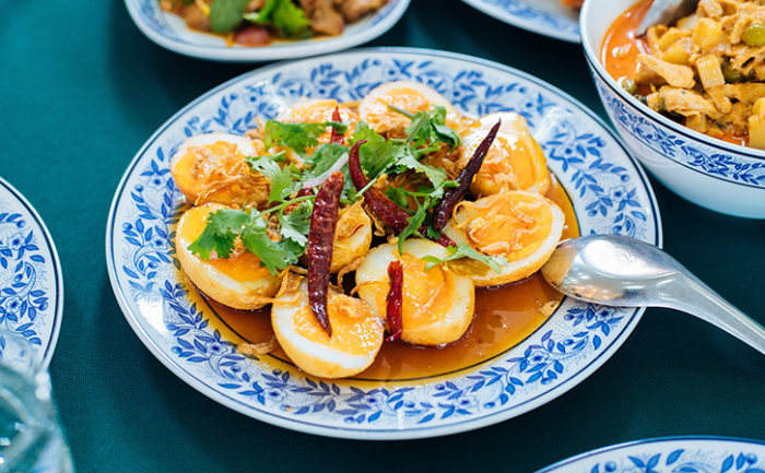 Жарим уже сваренные яйца в казане: ловкий способ сделать из завтрака ужин