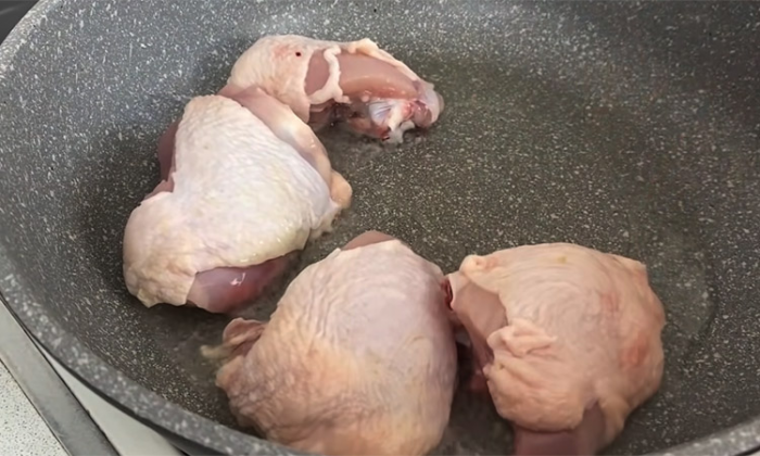 Жарим курицу, как мало кто готовит. С яичной панировкой и томатами