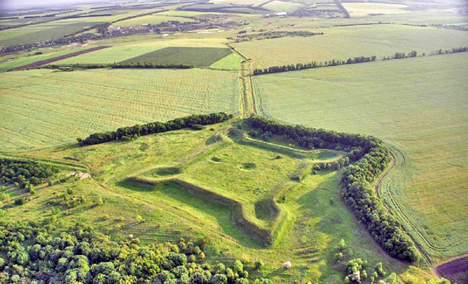 800 лет назад за Волгой построили стену длиной 2500 километров и историки спорят, кто прятался за ней