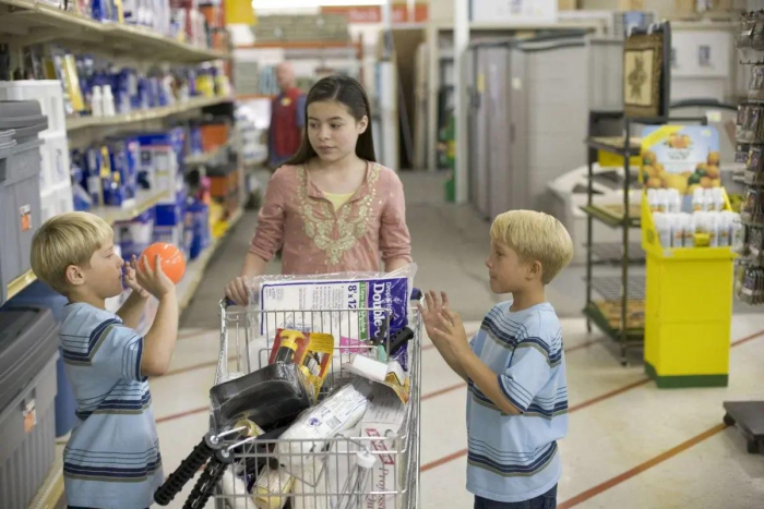 «Тебе жалко что ли?» и еще 5 фраз, которые не стоит говорить старшему ребенку