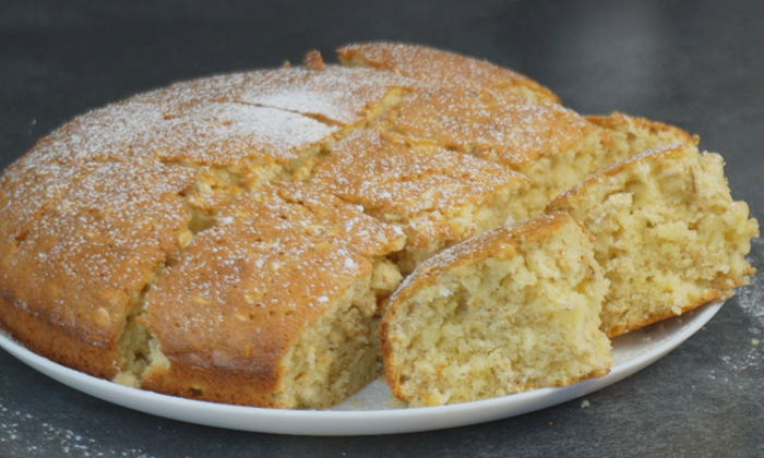 Превратили 1 стакан овсянки в пышный пирог: его все принимают за ореховый