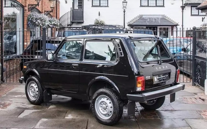 В автосалоне Великобритании появилась Lada Niva с пробегом и ценником суперкара