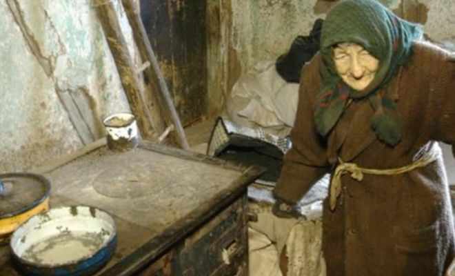 Люди год помогали старой женщине. Спустя 10 лет она их неожиданно отблагодарила