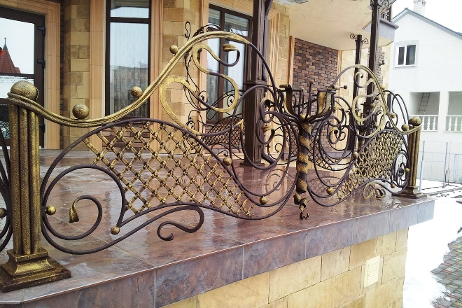 Кованые заборы: разновидности, преимущества и уход (102 фото)