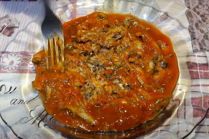 Соединяем яйца и кильку. Простейшие продукты стали основой потрсясающего салата