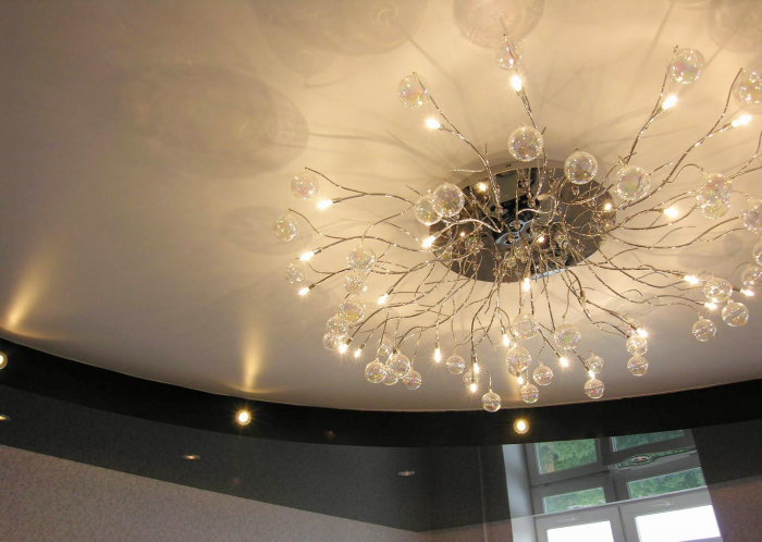Как выбрать люстру для натяжного потолка в зал и другие комнаты (67 фото)
