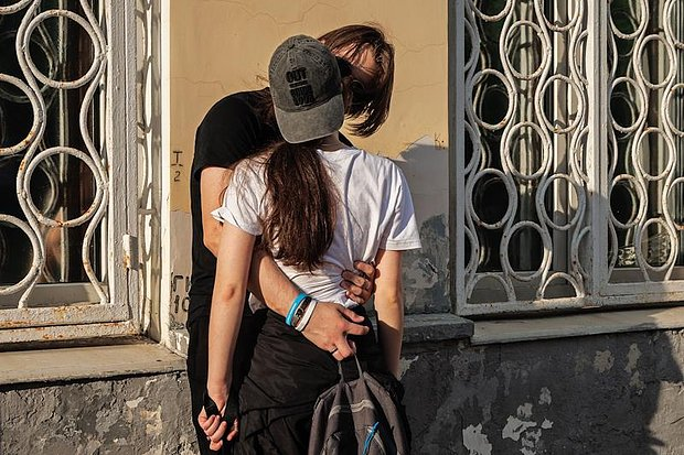 «Система играет против одиночек» Зумеры все охотнее женятся и рожают детей. Но любовь здесь может быть ни при чем